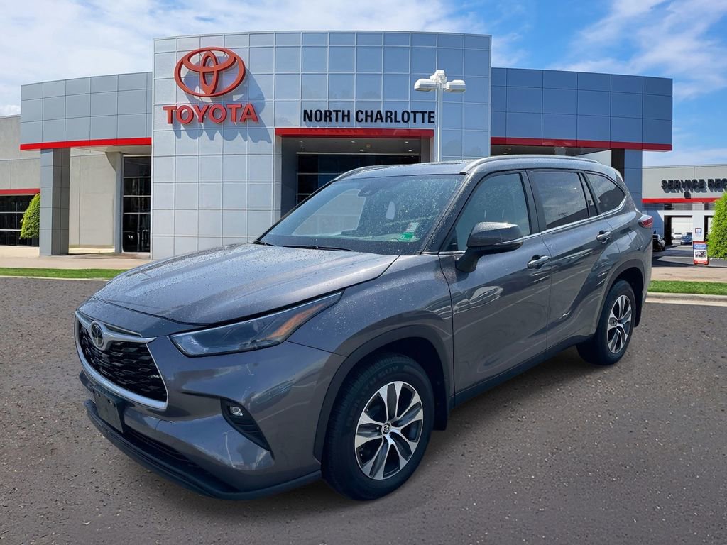 Used 2023 Toyota Highlander XLE image 5