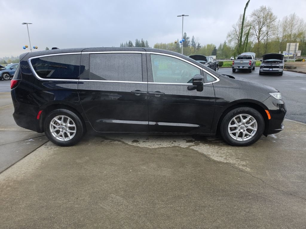 Used 2024 Chrysler Pacifica Touring-L FWD image 7