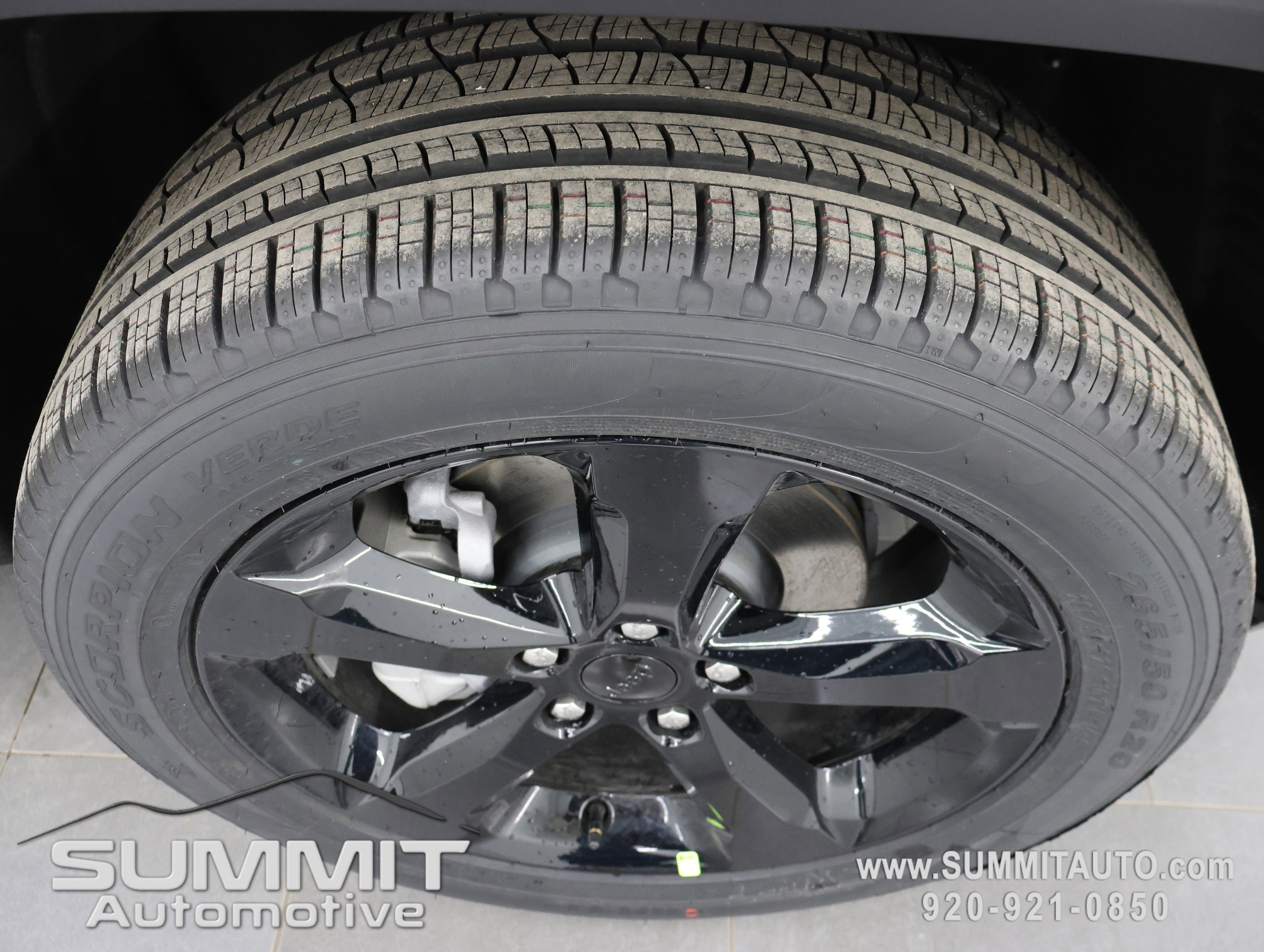 New 2025 Jeep Grand Cherokee Limited w/ Black Appearance Package image 3