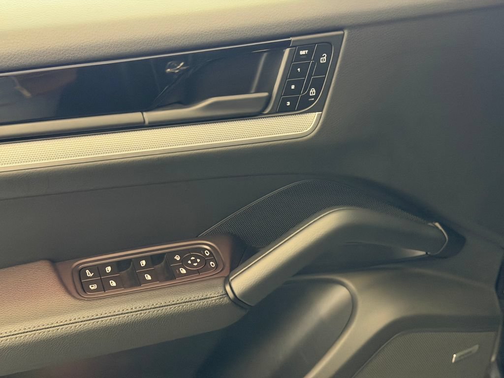 Certified 2025 Porsche Cayenne E-Hybrid Coupe AWD/4WD image 14
