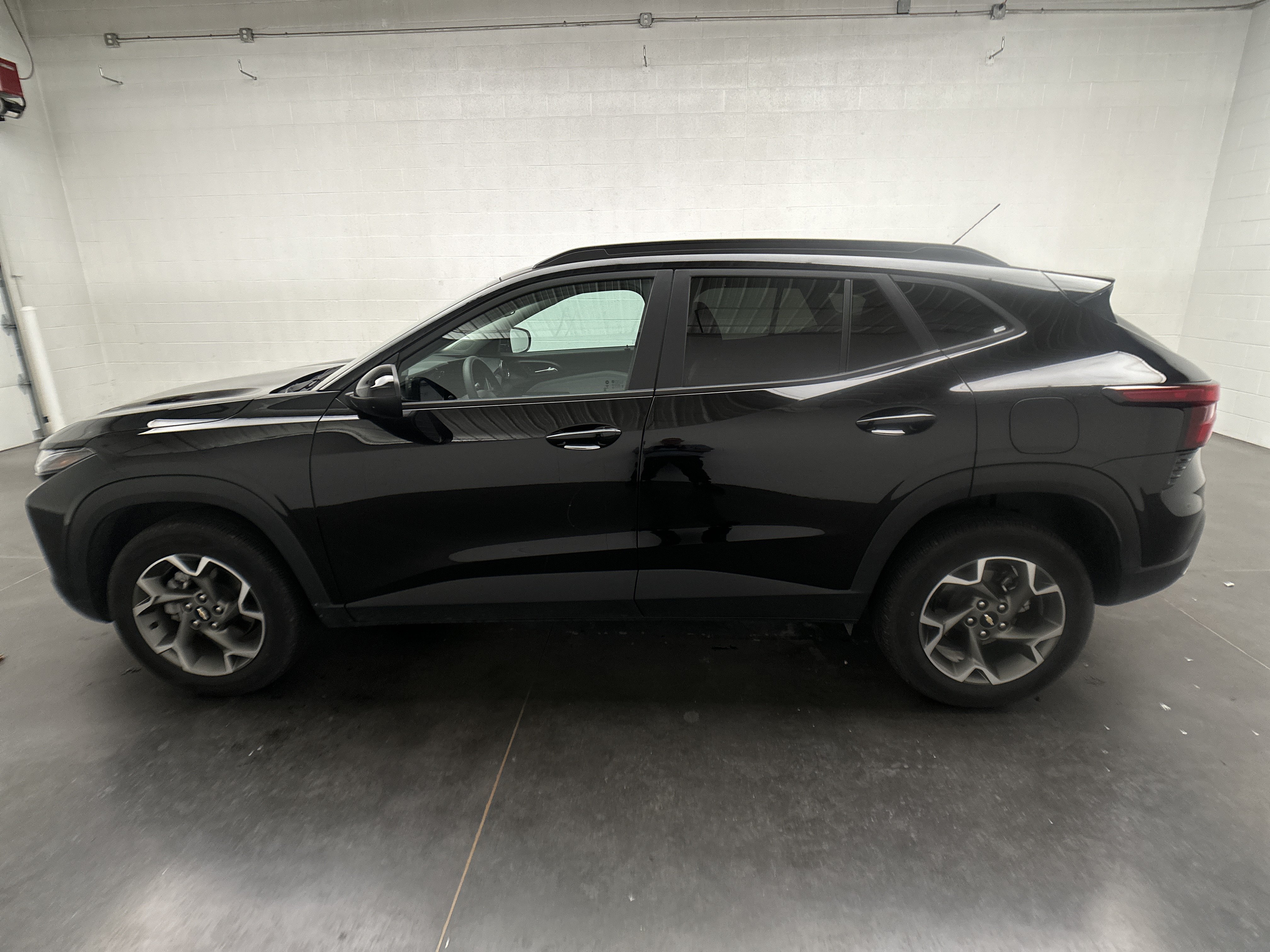 Used 2025 Chevrolet Trax LT FWD image 5