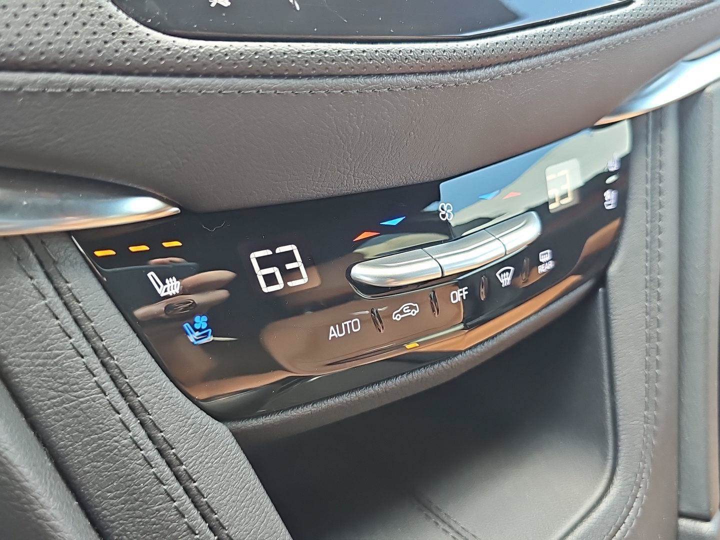 Used 2025 Cadillac XT5 Premium Luxury w/ LPO, Floor Liner Package AWD/4WD image 18