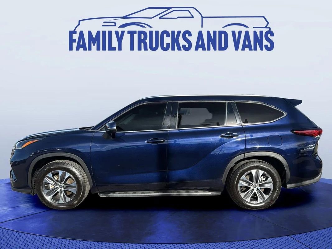 Used 2021 Toyota Highlander XLE image 2