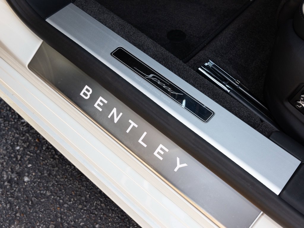 Used 2025 Bentley Flying Spur Plug-In Hybrid AWD/4WD image 32
