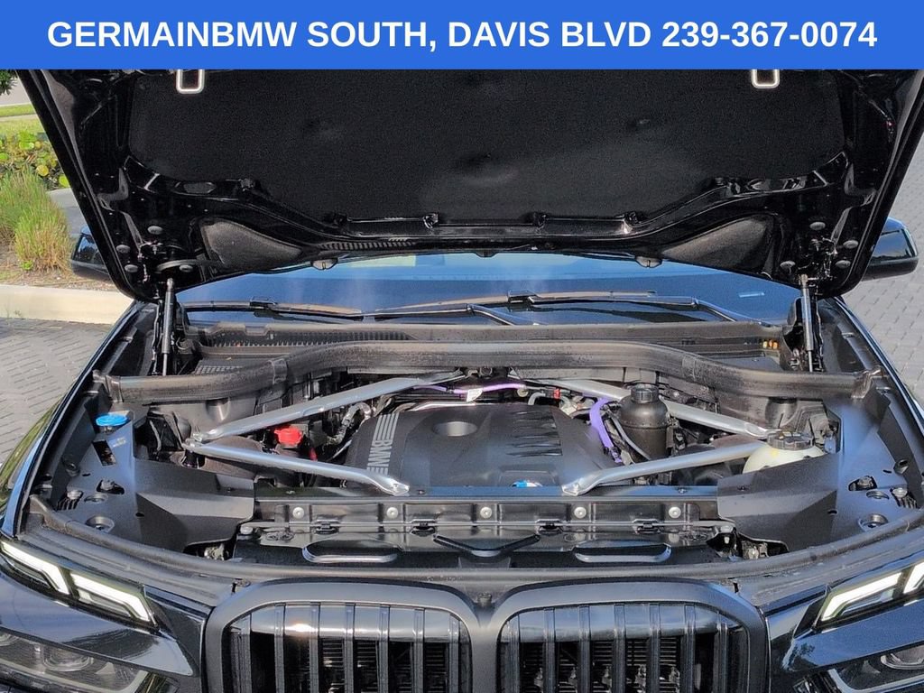 Used 2025 BMW X7 xDrive40i w/ M Sport Package AWD/4WD image 14