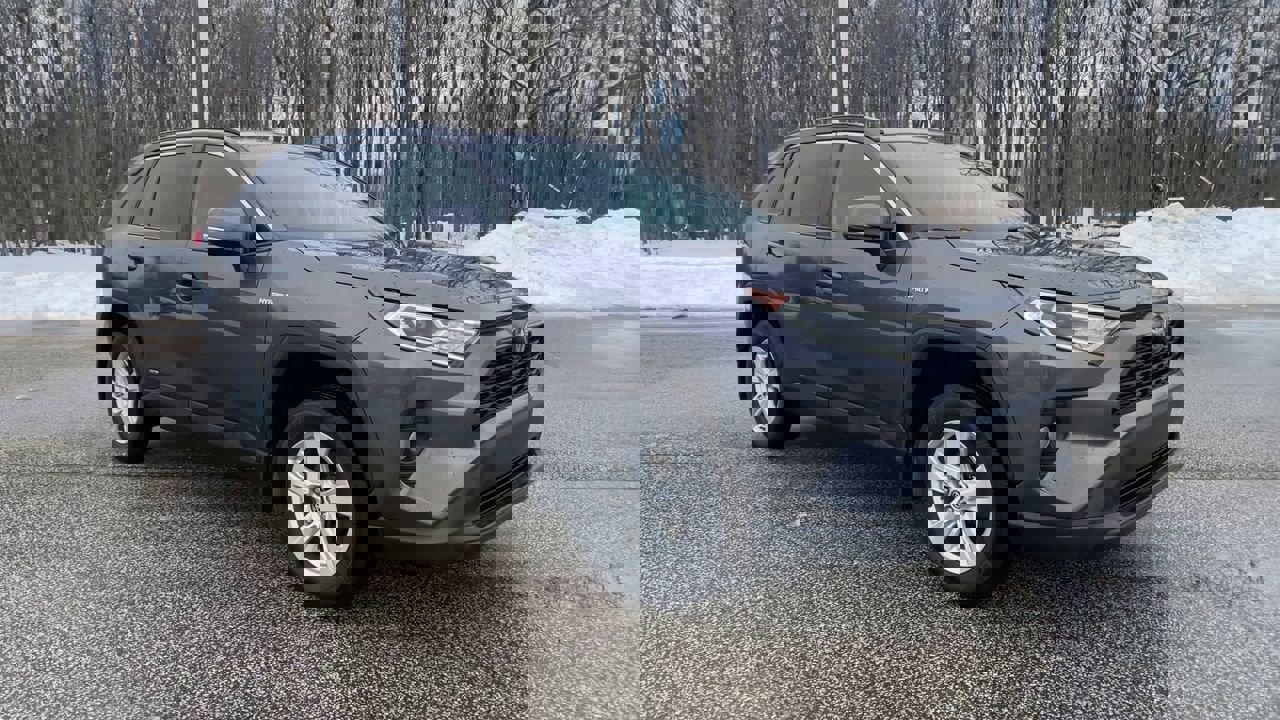 Used 2020 Toyota RAV4 XLE image 3