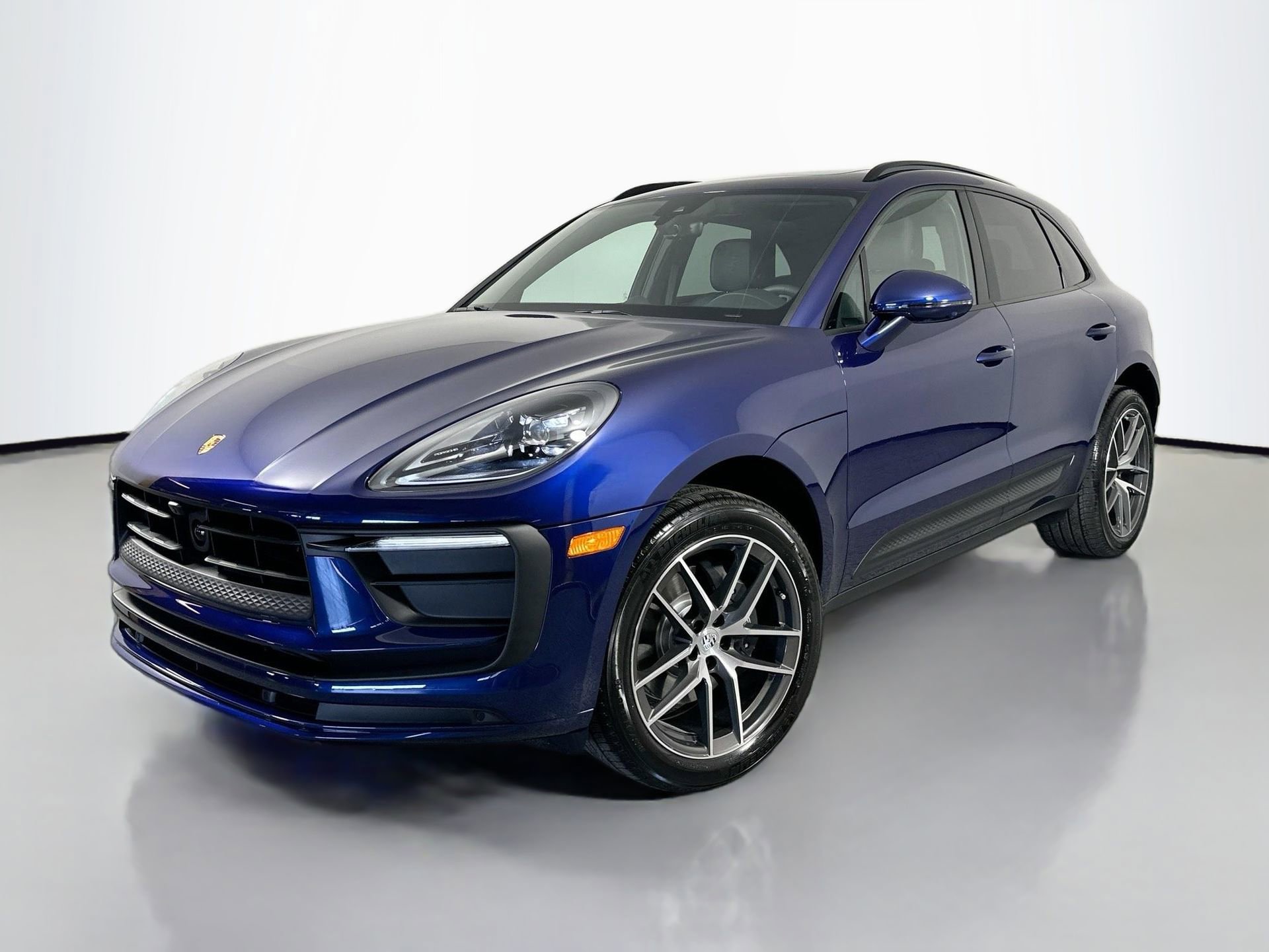 Certified 2025 Porsche Macan image 1