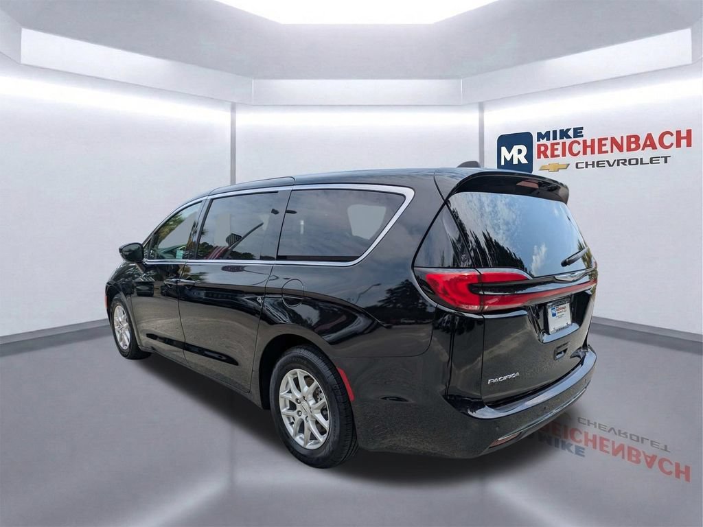 Used 2024 Chrysler Pacifica Touring-L FWD image 6