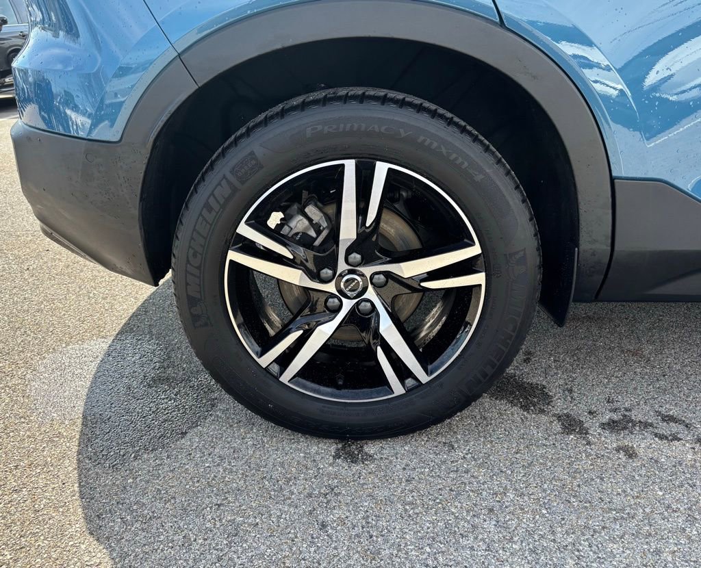 Certified 2023 Volvo XC40 B5 Plus w/ Driver Assist Package image 32