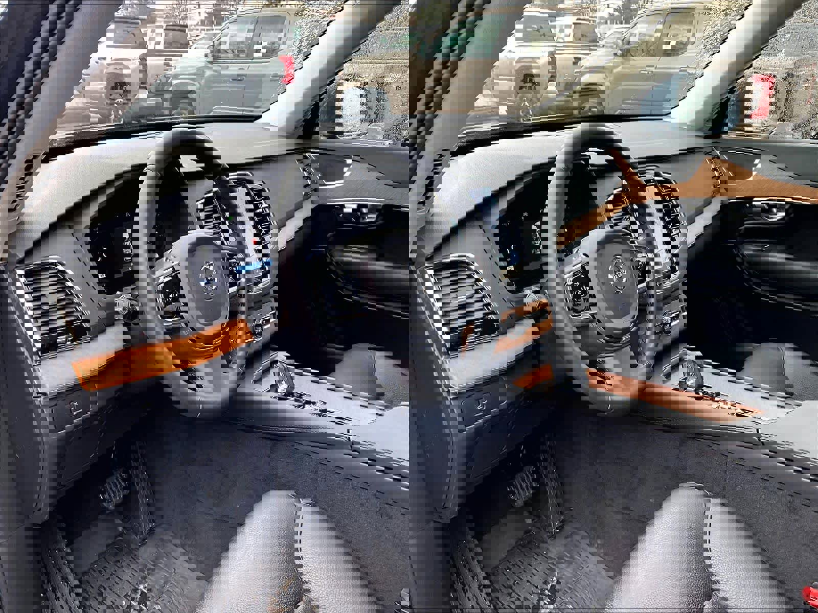 Used 2024 Volvo XC90 B6 Plus w/ Protection Package Premier image 8