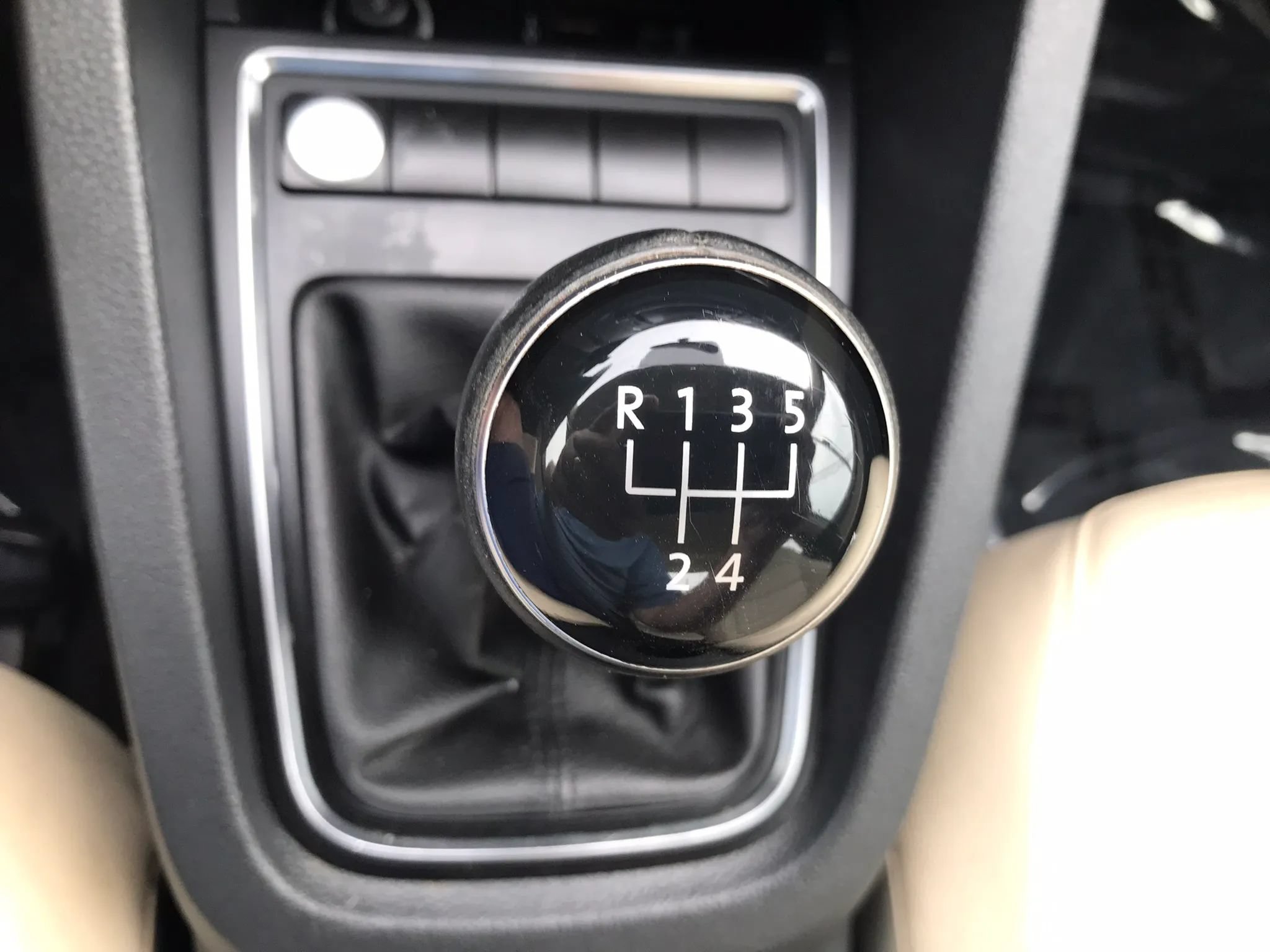 Used 2017 Volkswagen Jetta SE FWD image 4