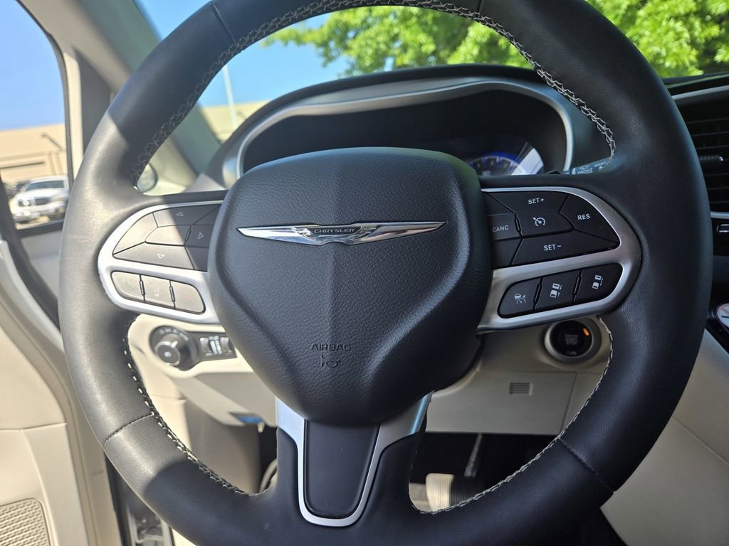 Used 2022 Chrysler Pacifica Touring-L FWD image 26