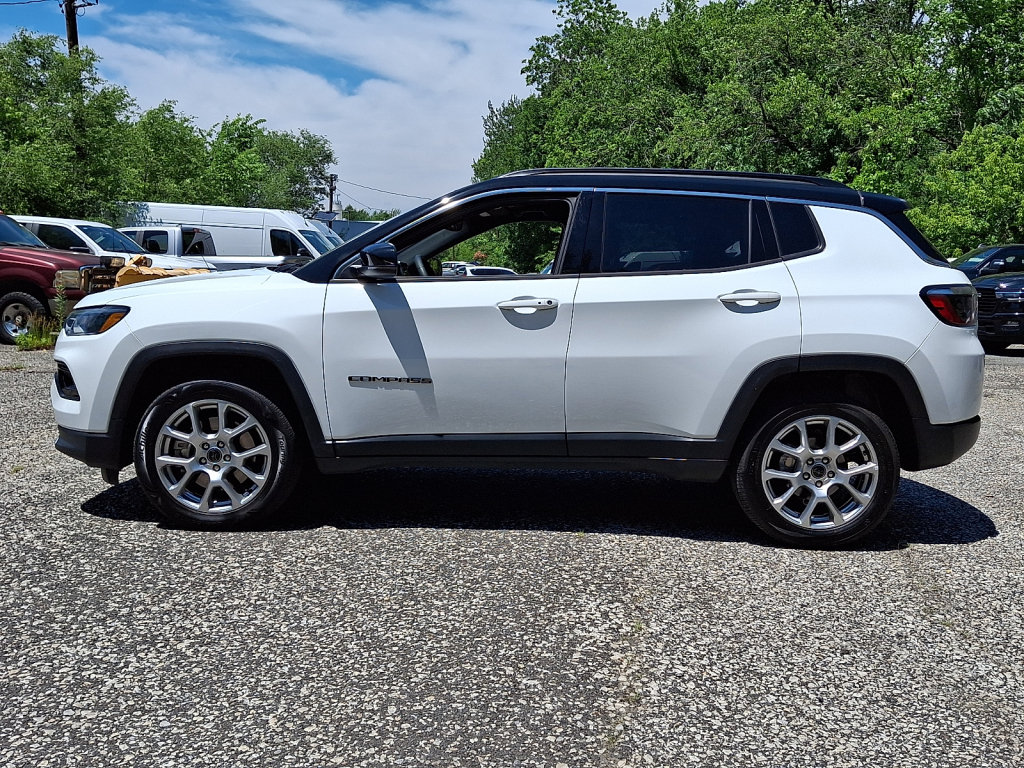 Used 2025 Jeep Compass Limited AWD/4WD image 2