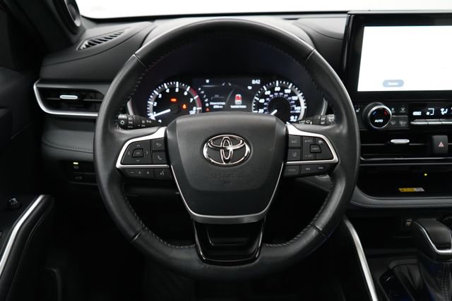 Used 2023 Toyota Highlander XSE image 16