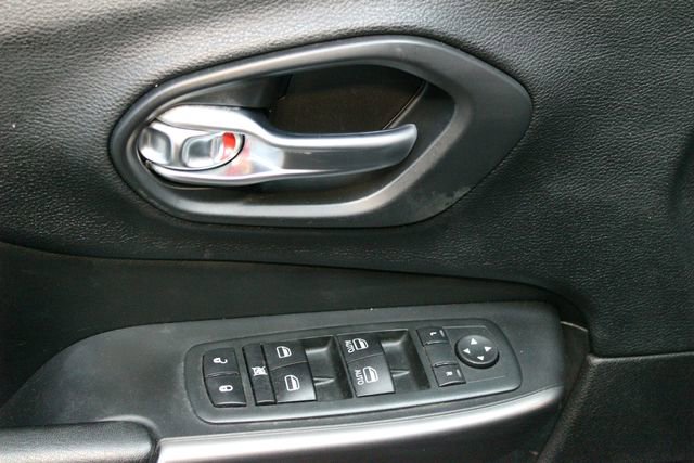 Used 2020 Jeep Cherokee Latitude w/ Cold Weather Group AWD/4WD image 17