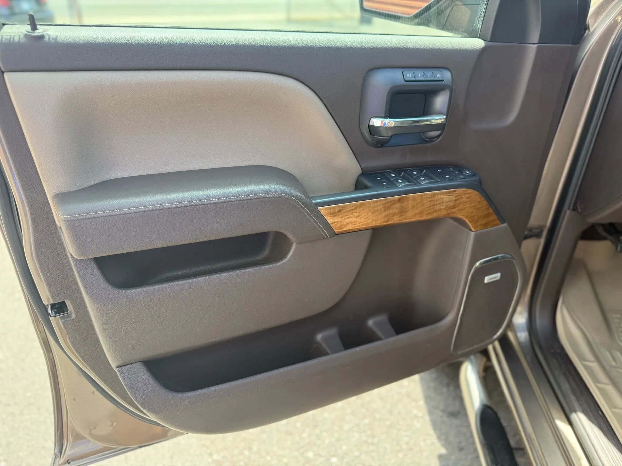 Used 2015 Chevrolet Silverado 2500 LTZ w/ LTZ Plus Package image 15