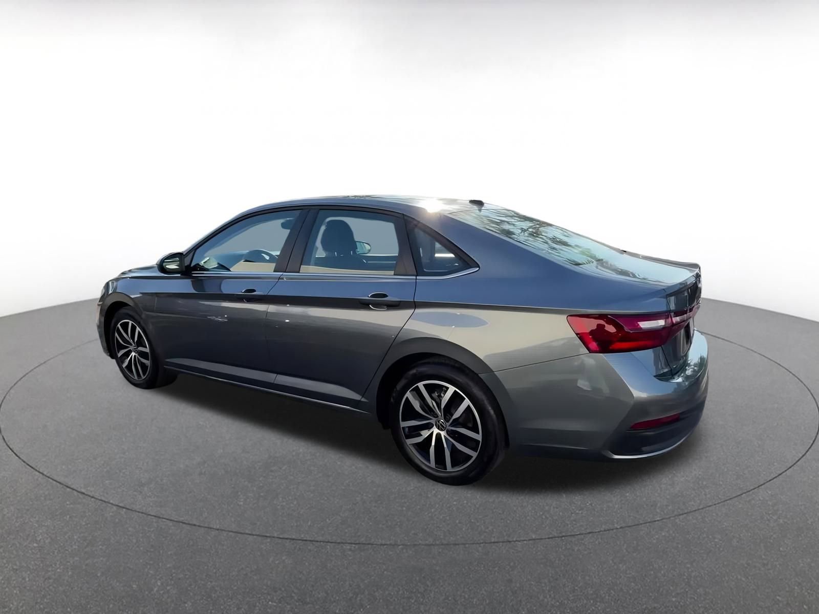 Used 2025 Volkswagen Jetta SE image 15