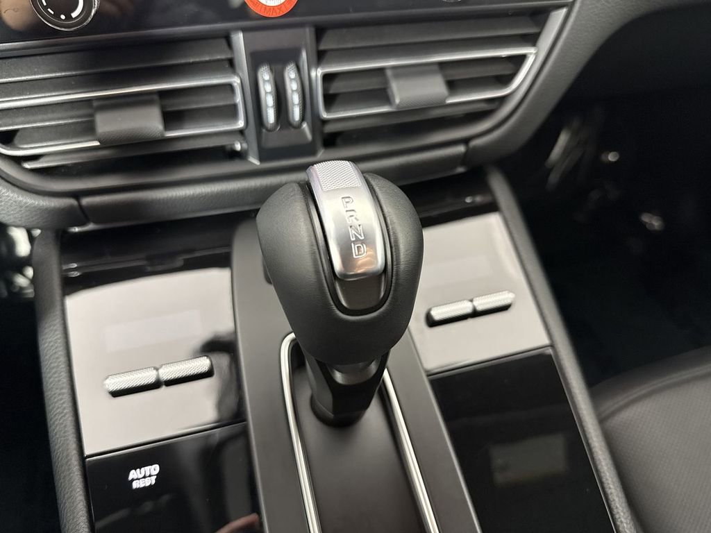 Certified 2025 Porsche Macan image 33