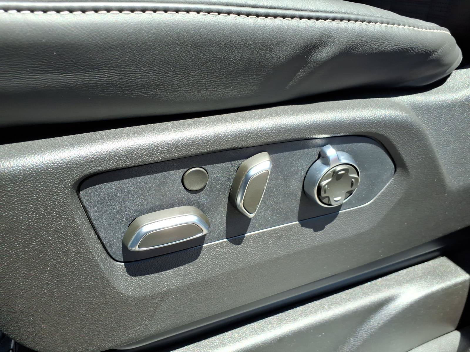 Certified 2026 Cadillac Escalade Platinum Luxury w/ LPO, Floor Liner Package AWD/4WD image 25