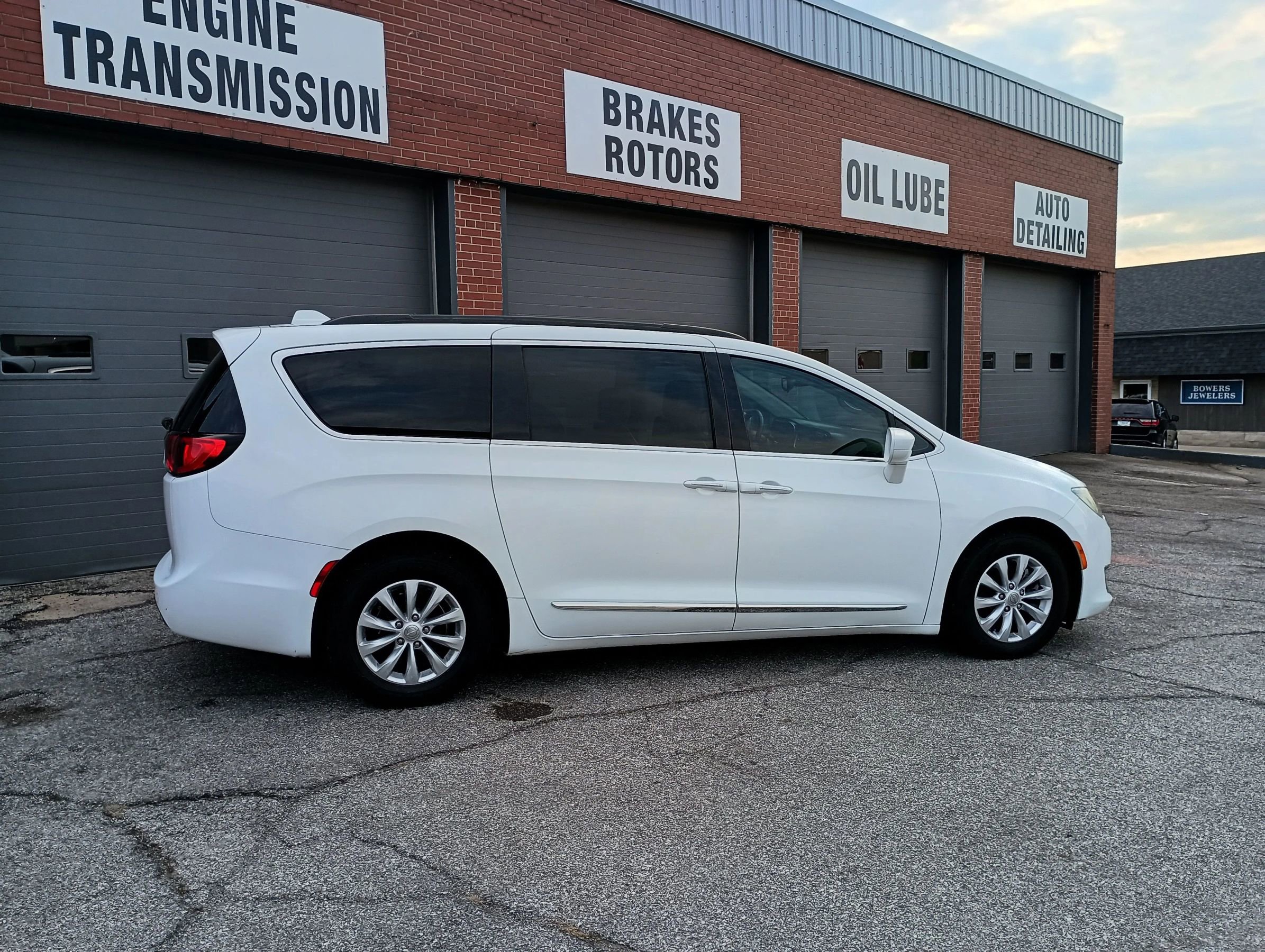 Used 2017 Chrysler Pacifica Touring-L image 6