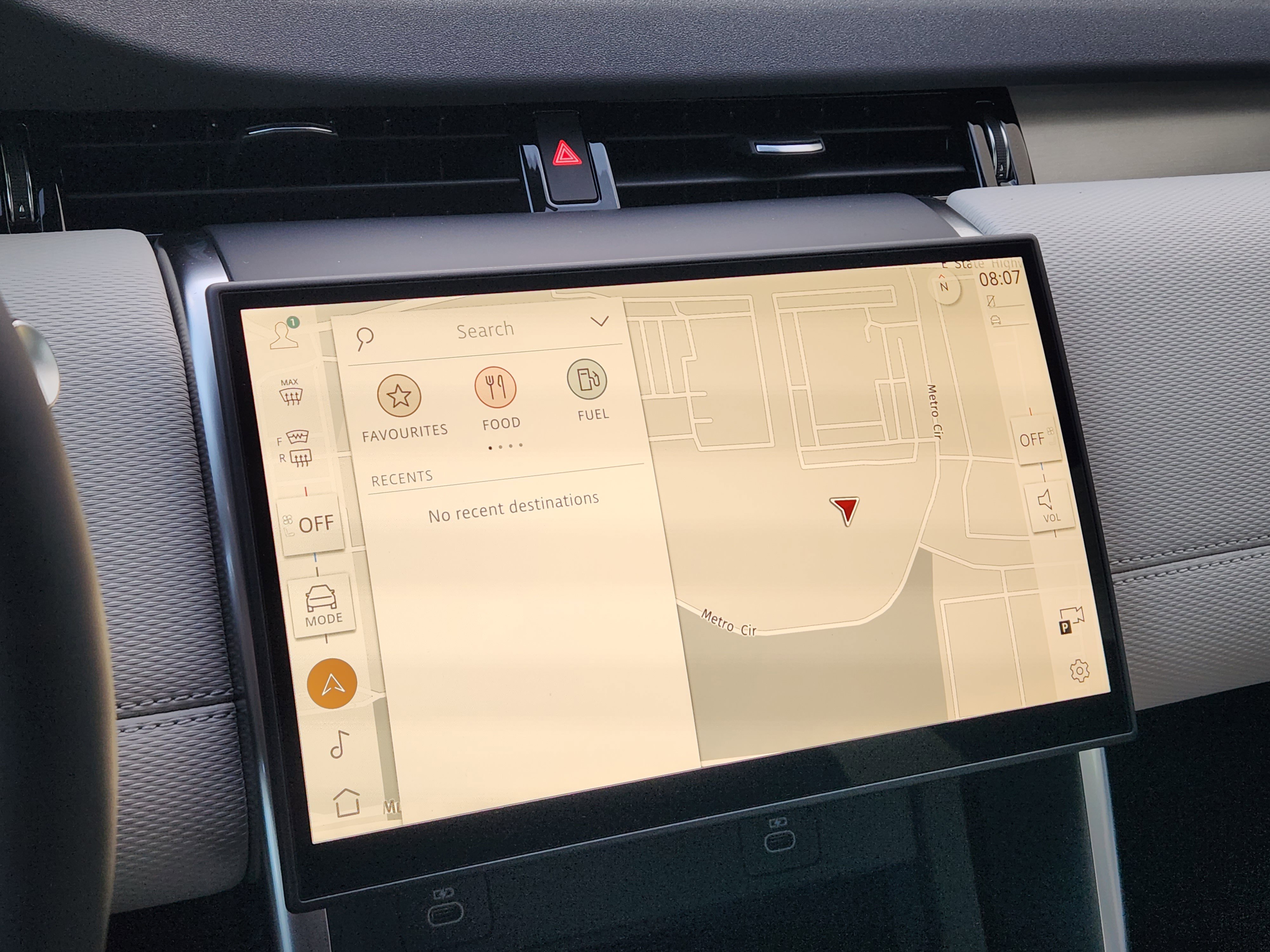 New 2025 Land Rover Discovery Sport Dynamic SE image 17