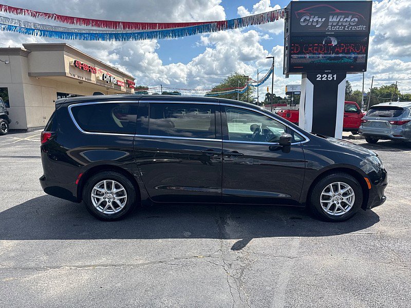 Used 2022 Chrysler Voyager LX image 6