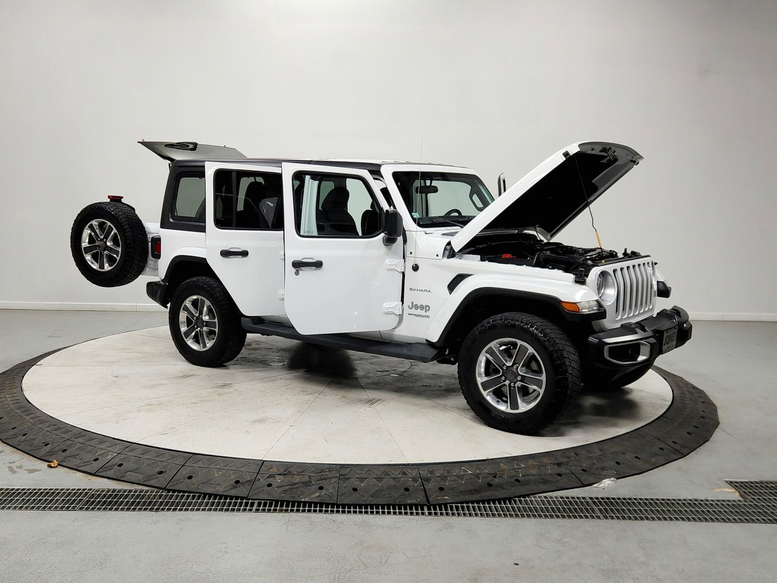 Used 2018 Jeep Wrangler Unlimited Sahara image 8
