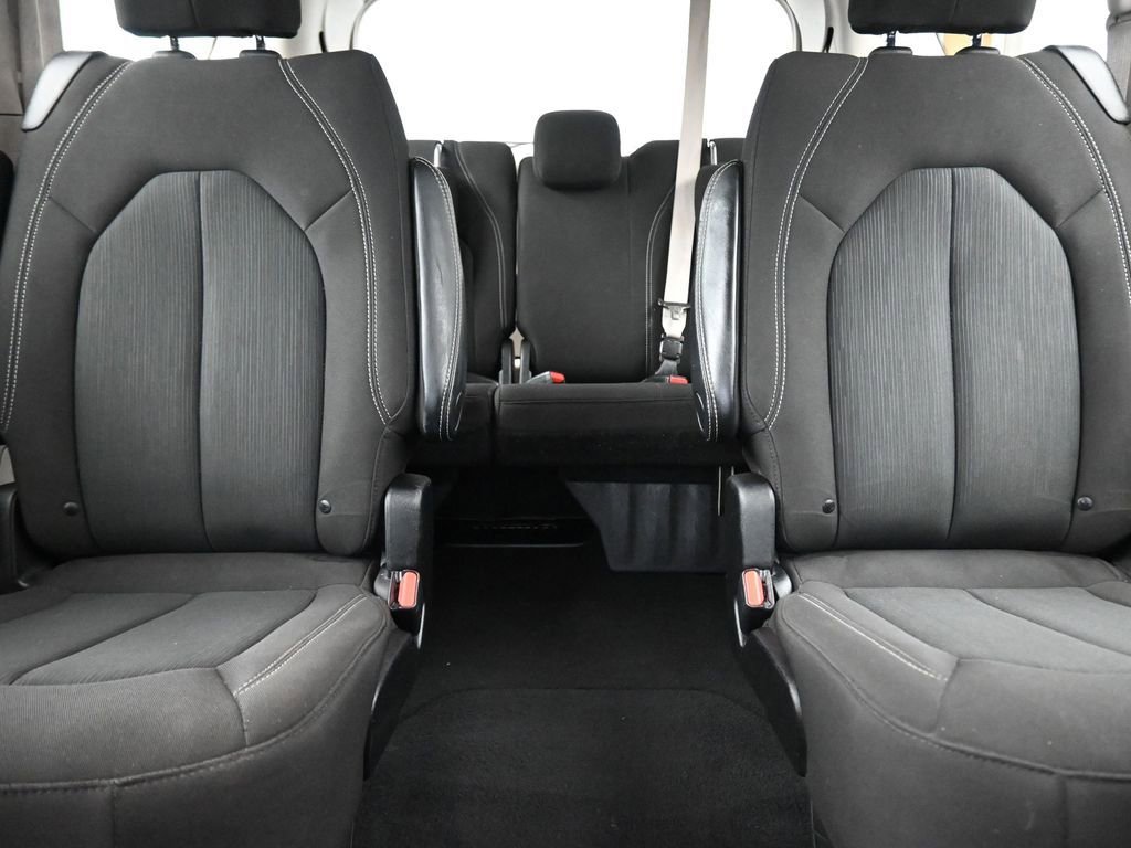 Used 2023 Chrysler Voyager LX image 31