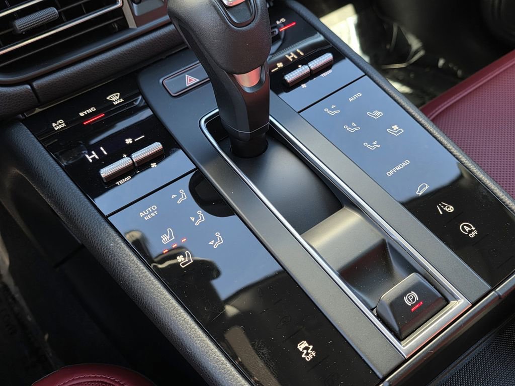 Used 2025 Porsche Macan image 31