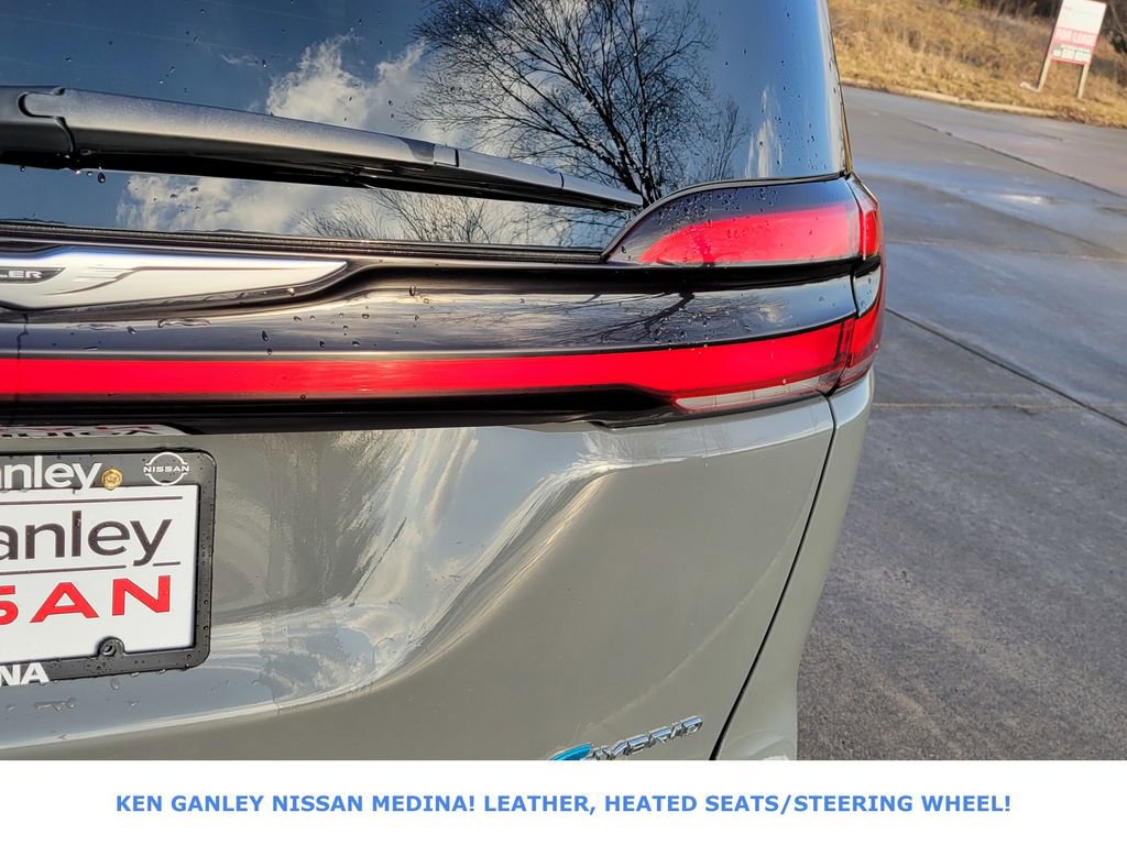 Used 2023 Chrysler Pacifica Touring-L image 15