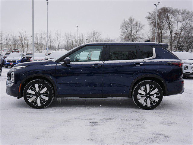 Used 2025 Mitsubishi Outlander SE image 4