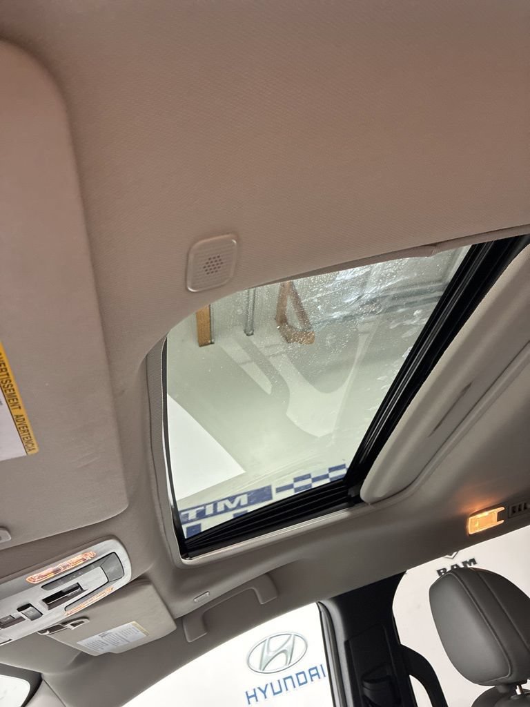 Used 2025 Toyota Sienna XLE AWD/4WD image 18