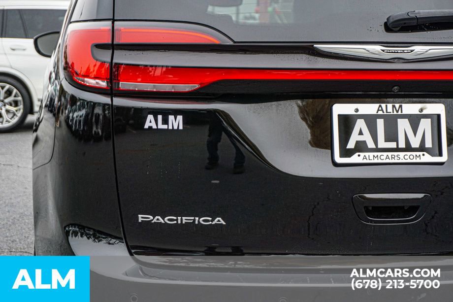 Used 2024 Chrysler Pacifica Select image 15
