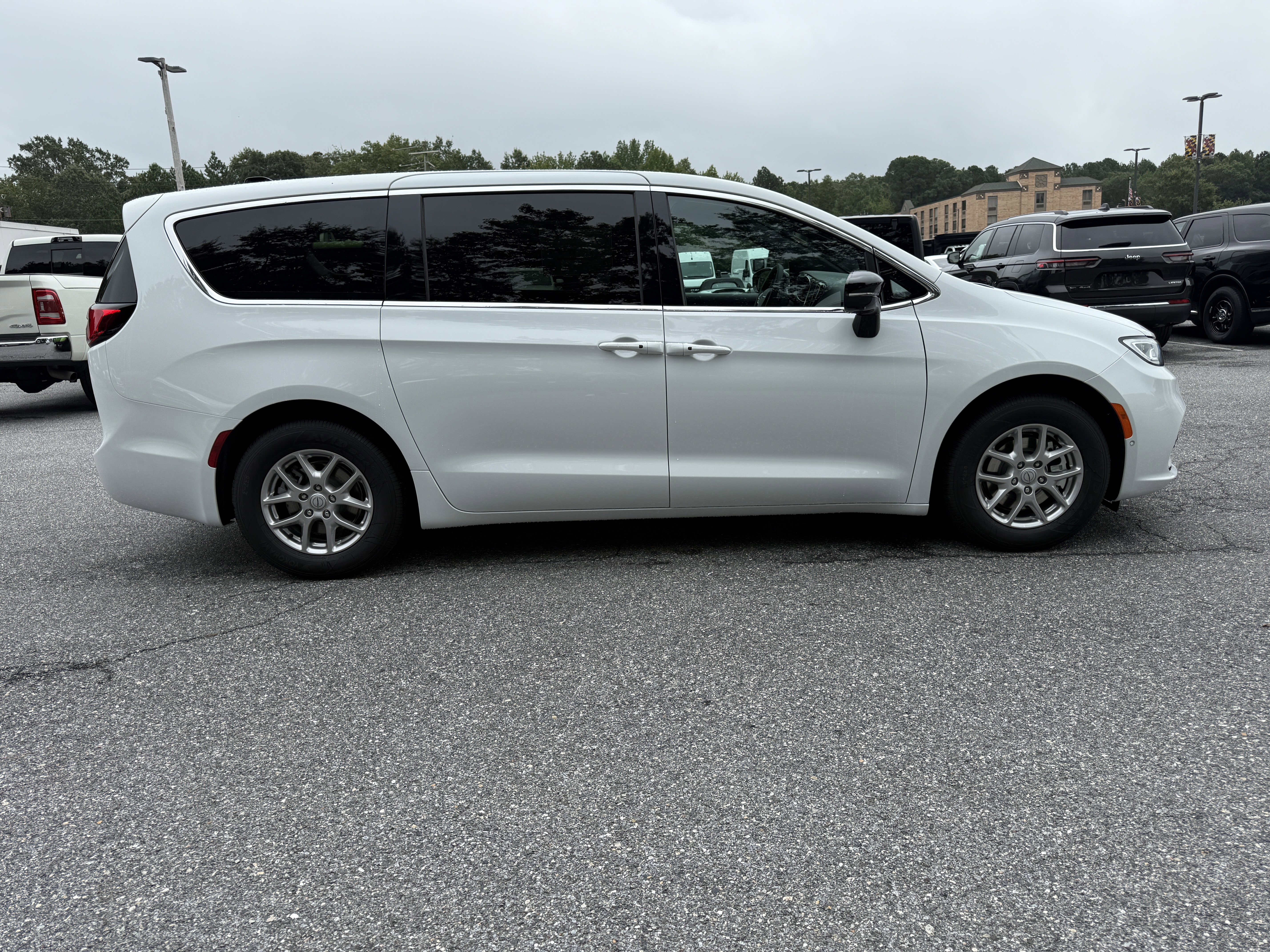 New 2026 Chrysler Pacifica Select image 9