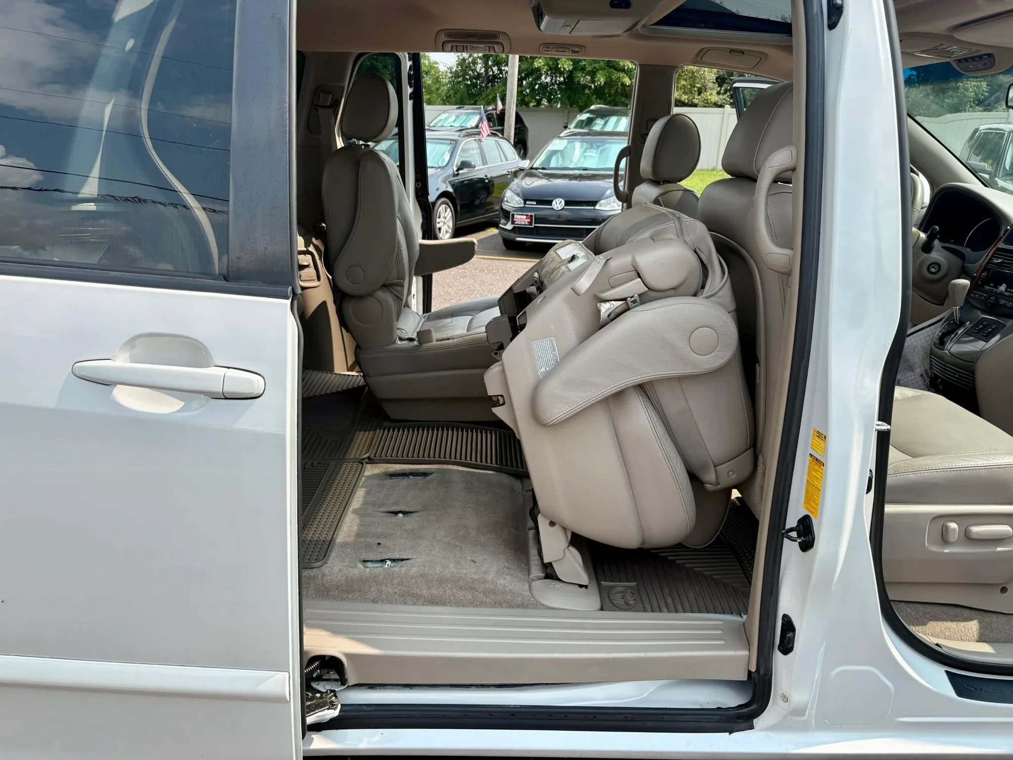 Used 2006 Toyota Sienna XLE w/ XLE Pkg 8 FWD image 25