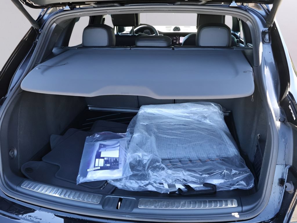 Certified 2025 Porsche Macan AWD/4WD image 17