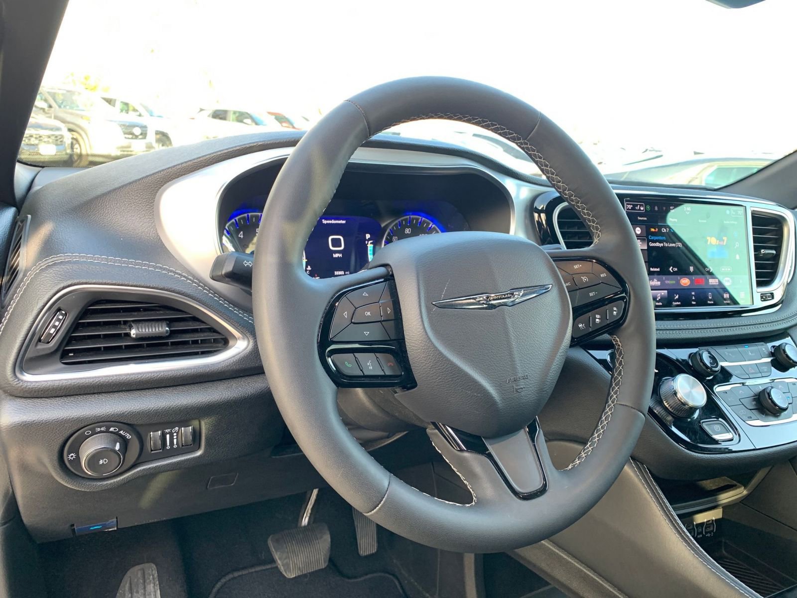 Used 2025 Chrysler Pacifica Limited image 38