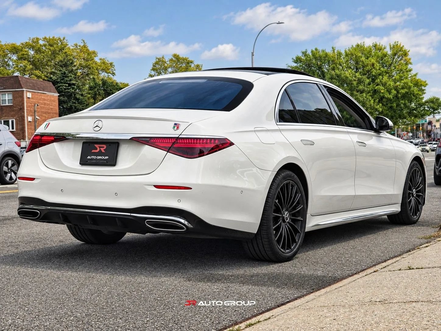 Used 2022 Mercedes-Benz S 500 4MATIC w/ AMG Line Package image 9
