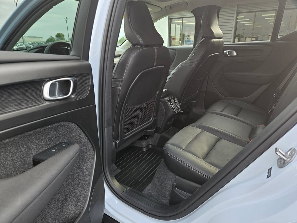 Used 2024 Volvo XC40 B5 Plus AWD/4WD image 12