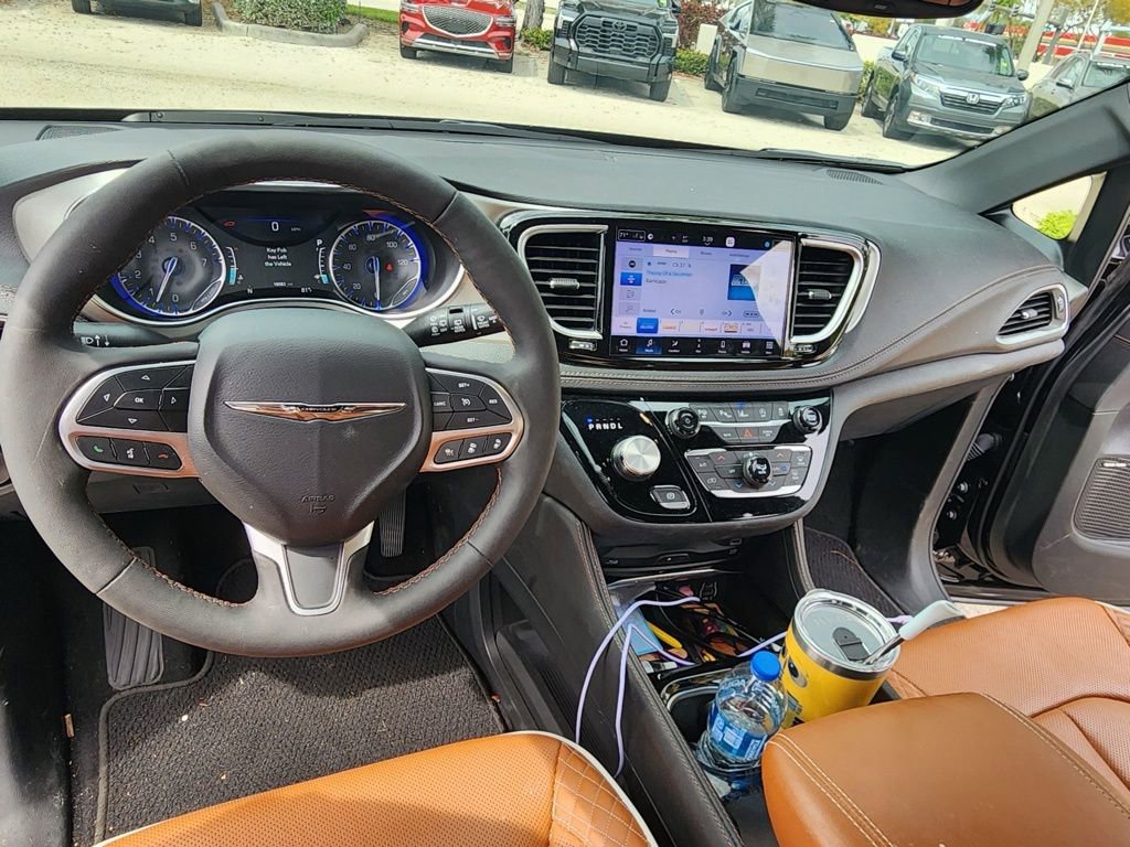 Used 2024 Chrysler Pacifica Pinnacle w/ Trailer Tow Group FWD image 18