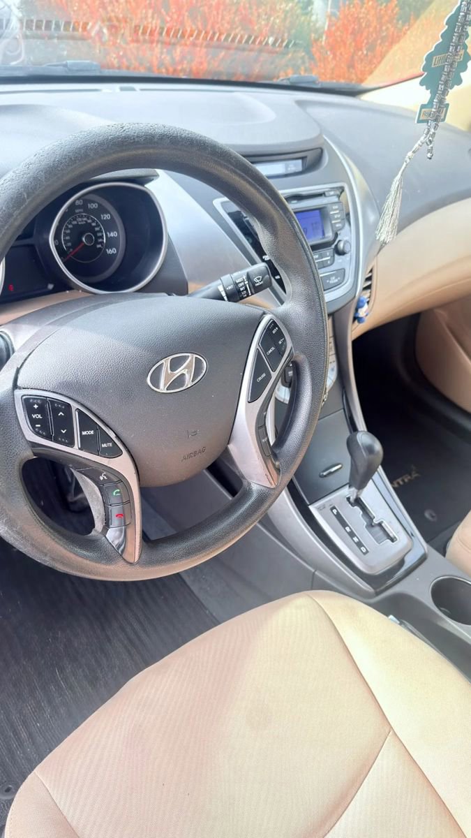 Used 2013 Hyundai Elantra GLS w/ Preferred Pkg image 12