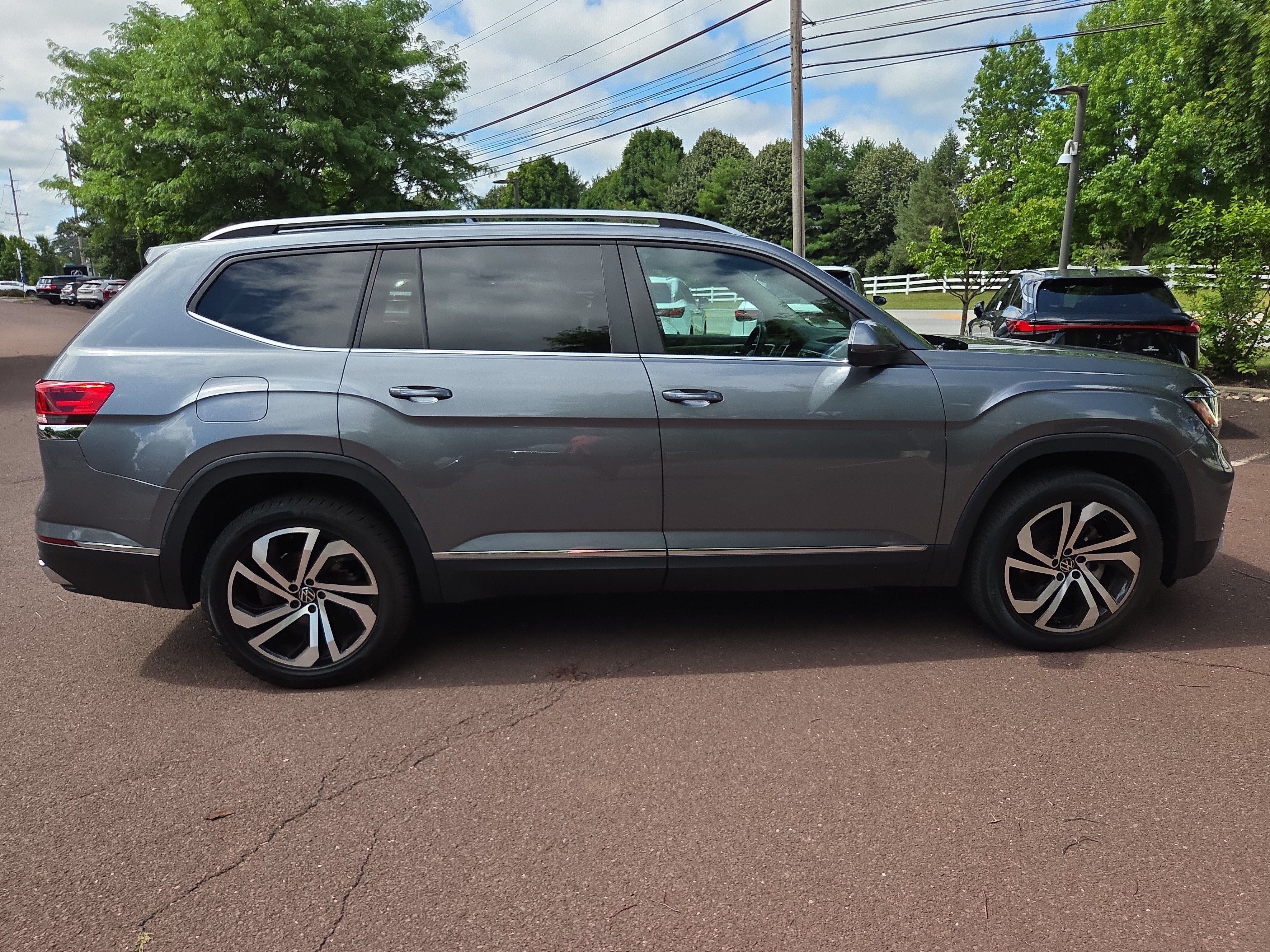 Used 2022 Volkswagen Atlas SEL AWD/4WD image 2