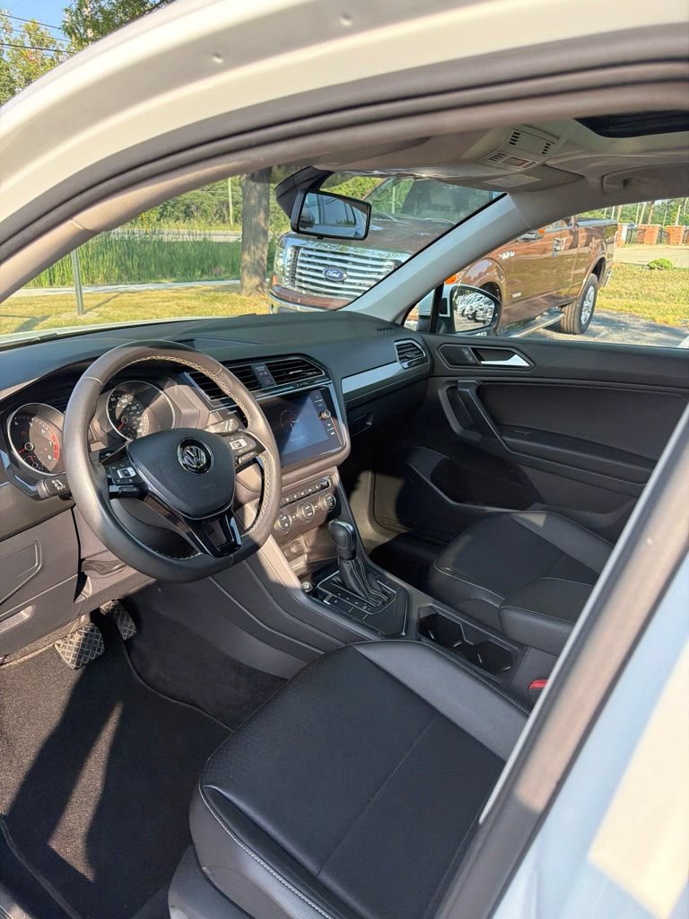 Used 2021 Volkswagen Tiguan SE w/ Panoramic Sunroof Package FWD image 9