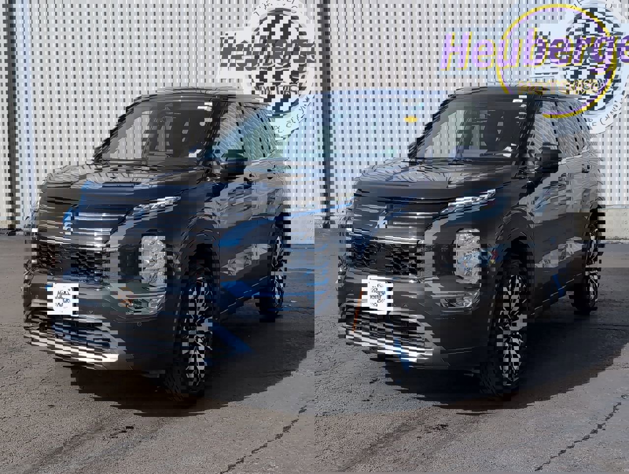 Used 2025 Mitsubishi Outlander Trail Edition image 3