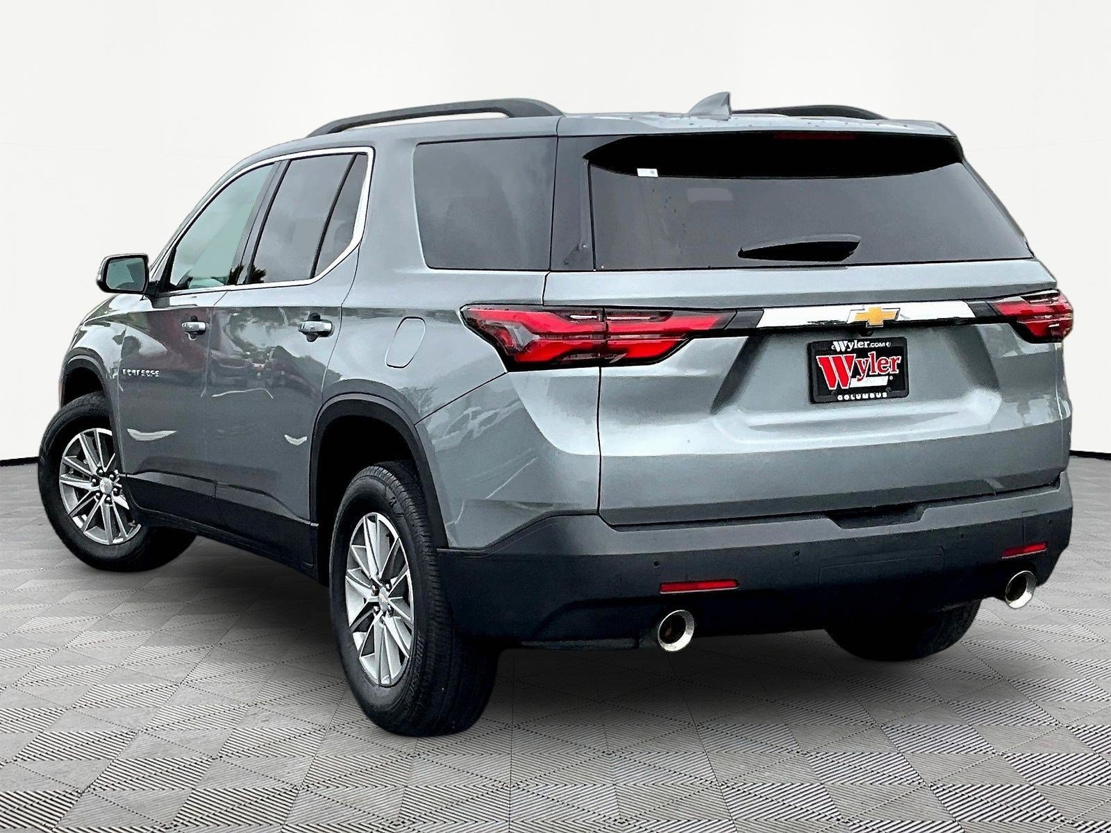 Used 2023 Chevrolet Traverse LT FWD image 4