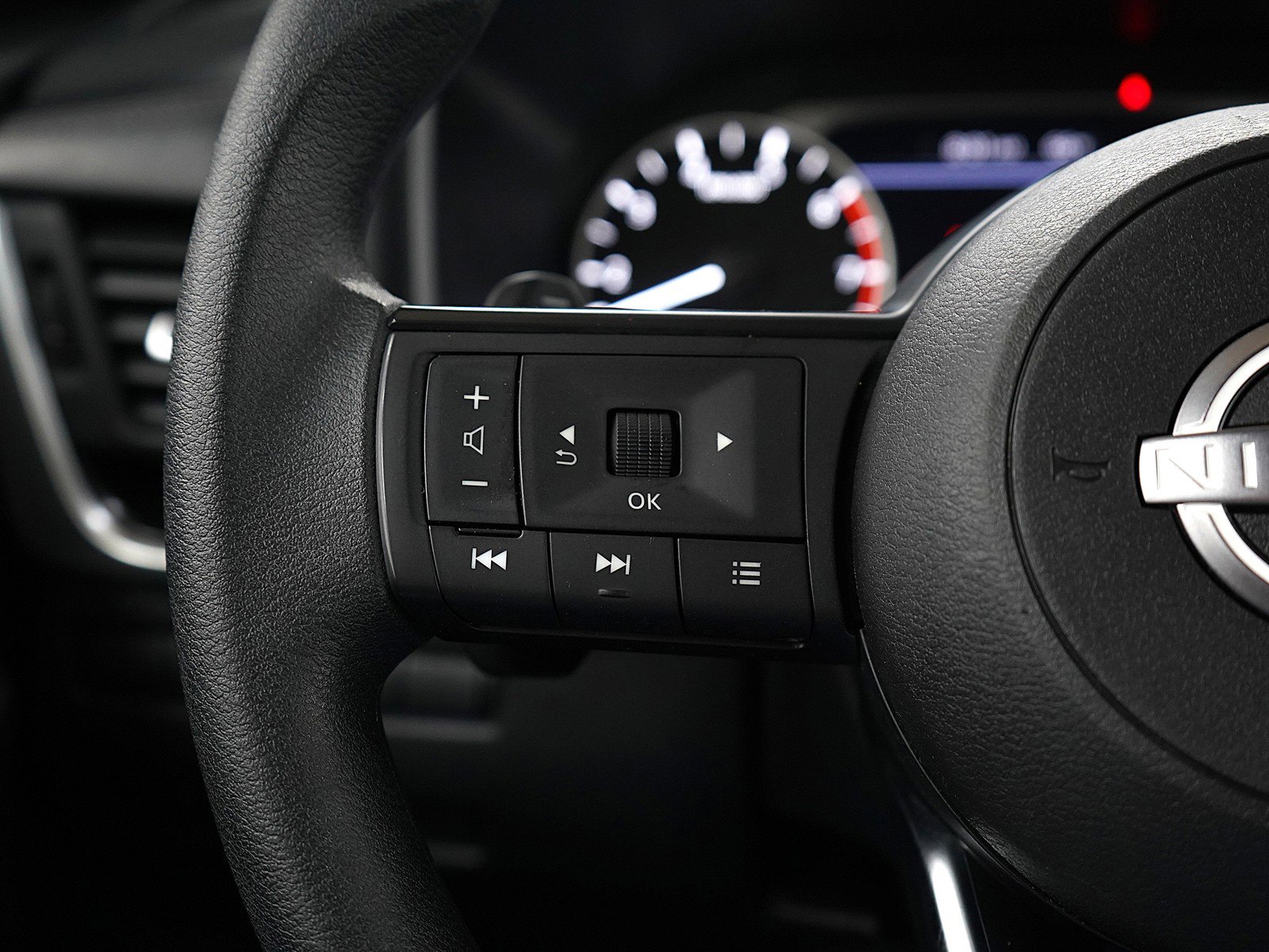 Used 2024 Nissan Rogue SV image 24