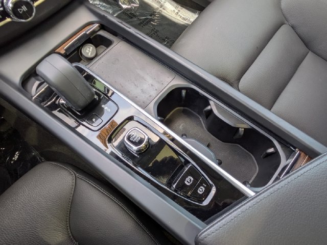 Certified 2022 Volvo XC60 B5 Momentum FWD image 24