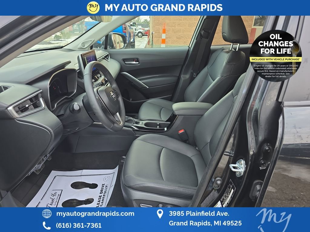 Used 2024 Toyota Corolla Cross XLE w/ Convenience Package image 9