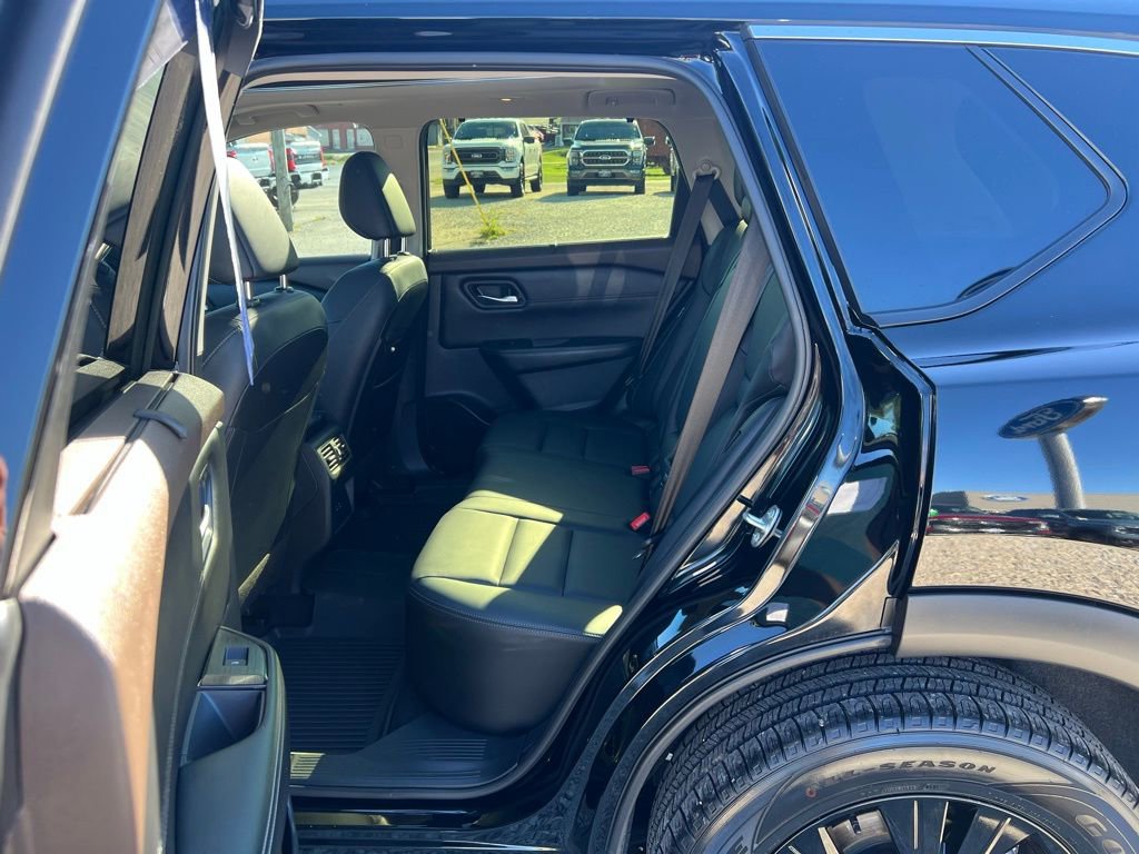 Used 2023 Nissan Rogue SV w/ SV Premium B Package image 17