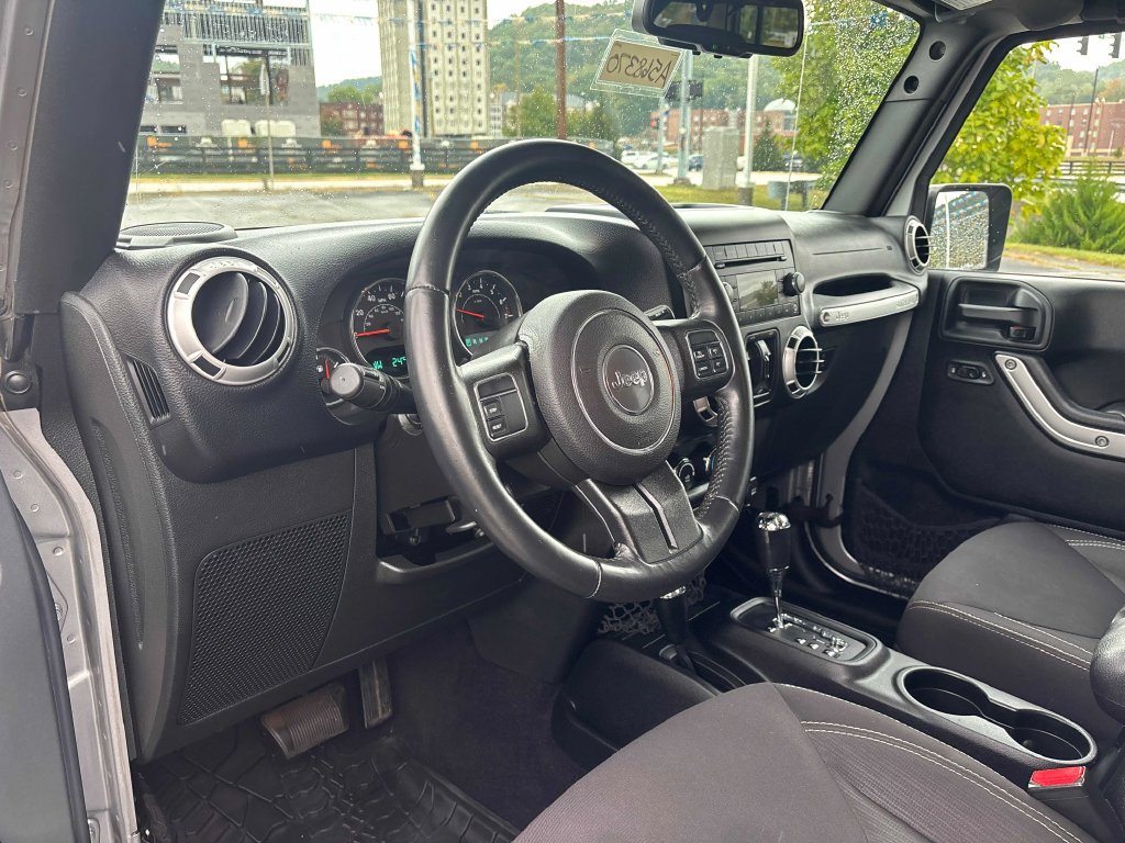 Used 2015 Jeep Wrangler Unlimited Sahara AWD/4WD image 10